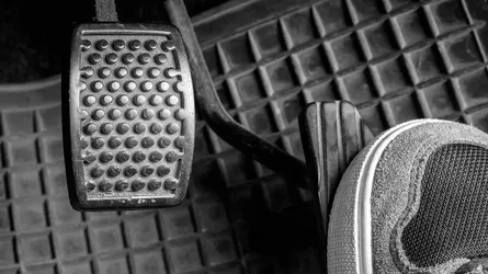 Engine Loses Power at Full Throttle: 17 Fixes